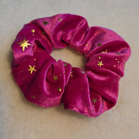 Scrunchie  velvet med gullstjerner